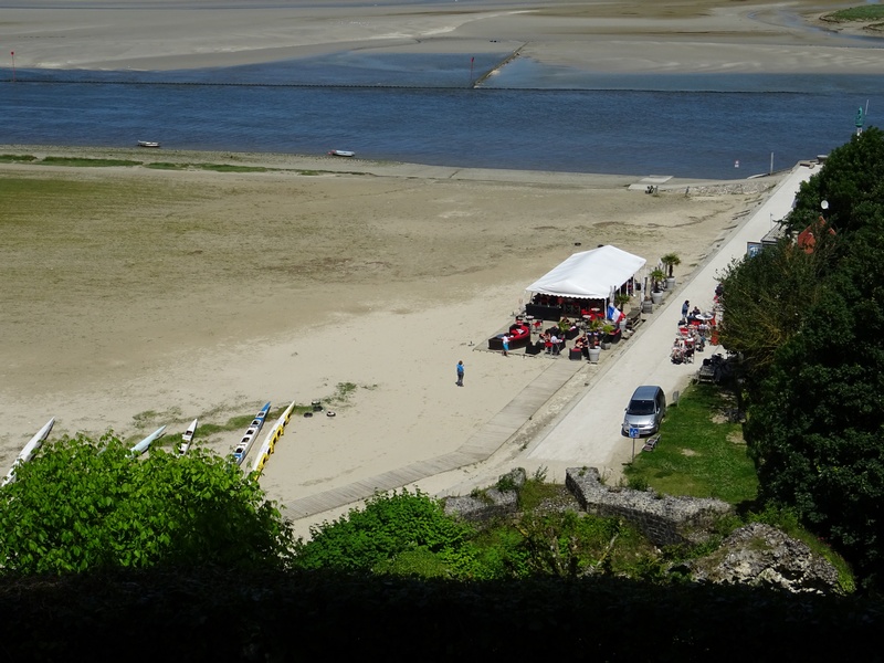 La plage de Saint-Valéry et son bar-resto
